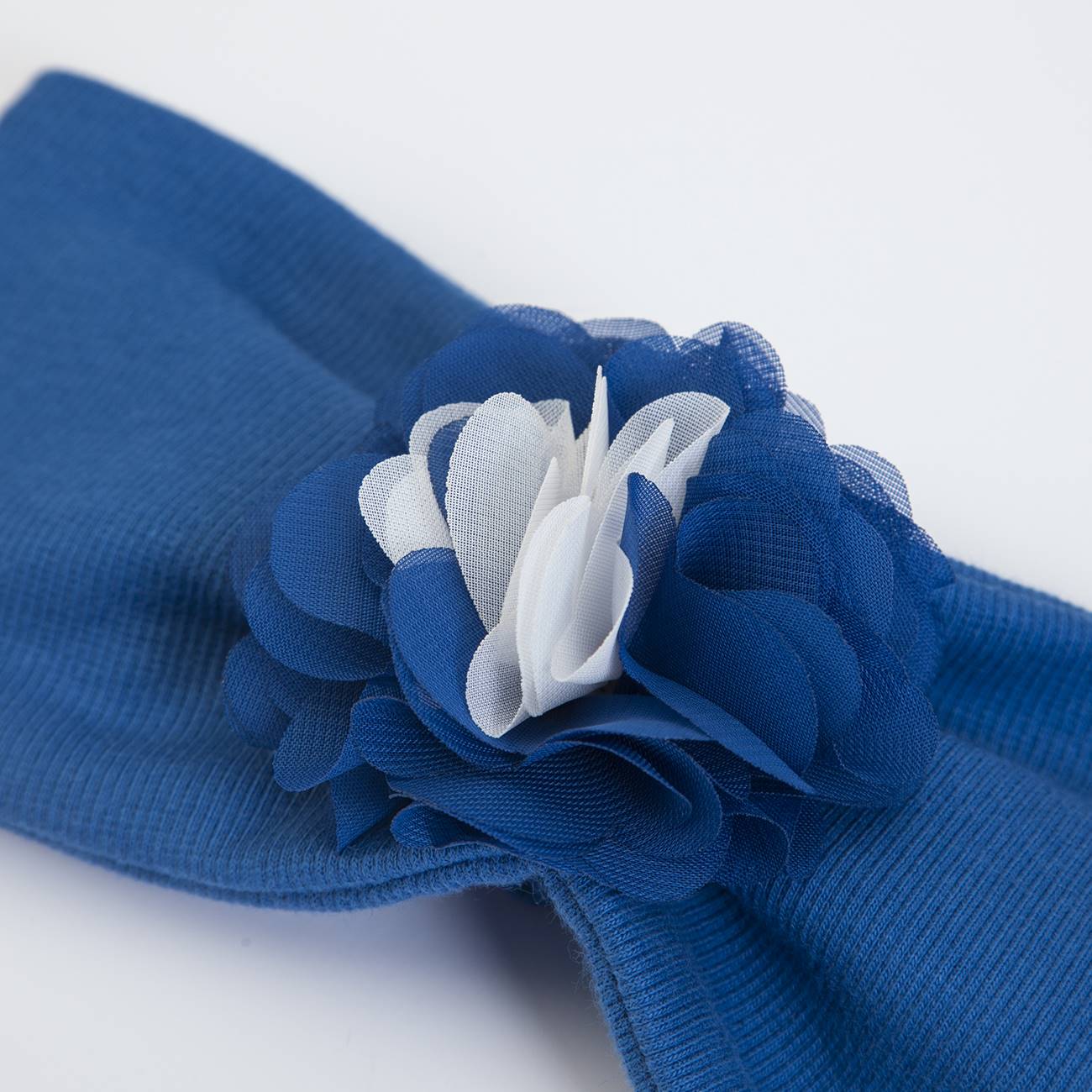 Laço azul com flor decorativa azul e branca de tecido