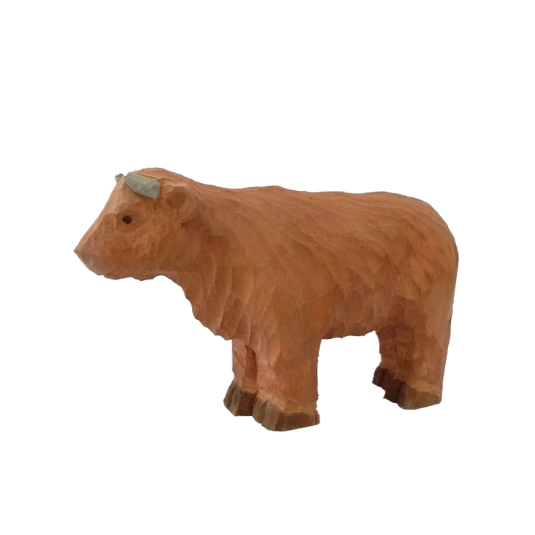 Escultura de madeira de um bovino marrom com detalhes cinzentos nas orelhas e cascos