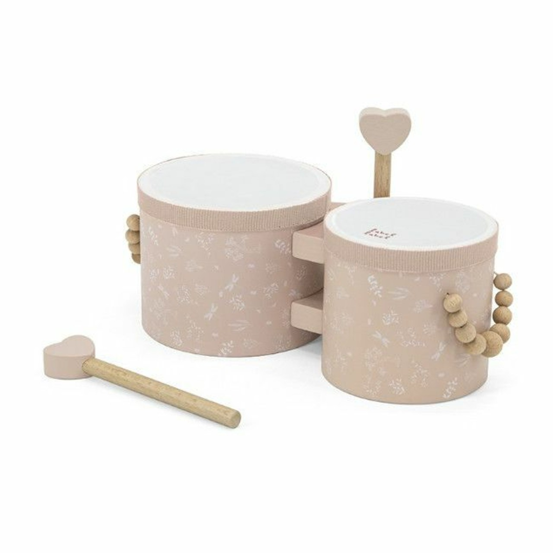 Bateria de brinquedo bege com padrão floral e baquetas de madeira em forma de coração