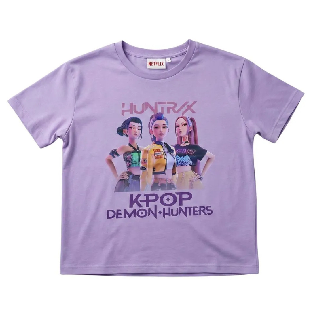 T-shirt lilás com estampa da série HUNTRAX KPOP DEMON HUNTERS e três personagens femininas.