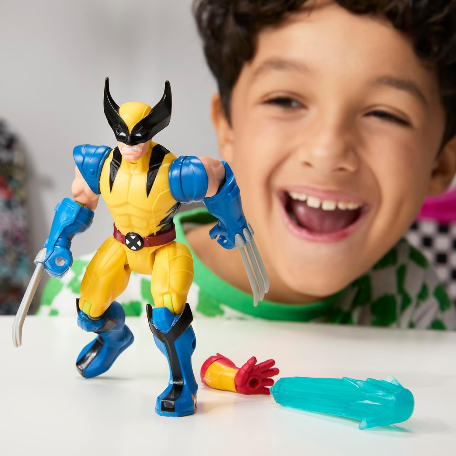 Figura de ação do Wolverine com criança sorridente ao fundo
