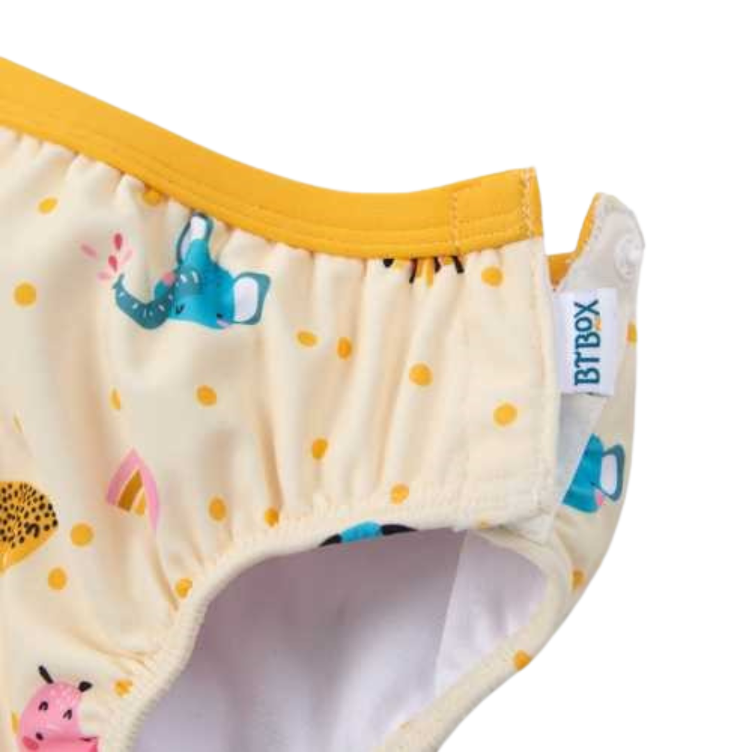 Cueca para bebé com padrão de animais coloridos e pontos amarelos