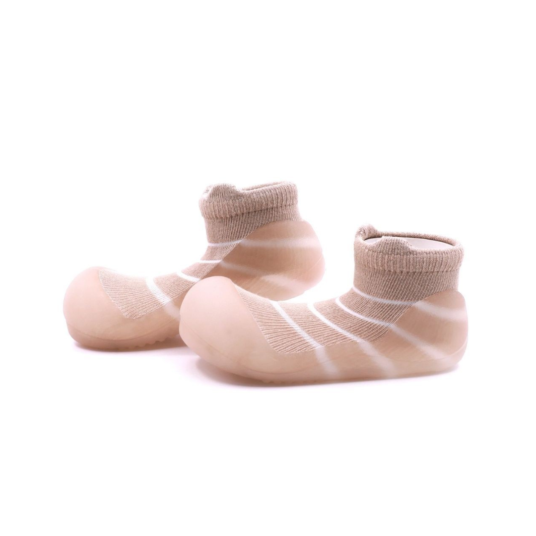 Sapatinhos de bebé tecido bege com riscas brancas e sola de borracha