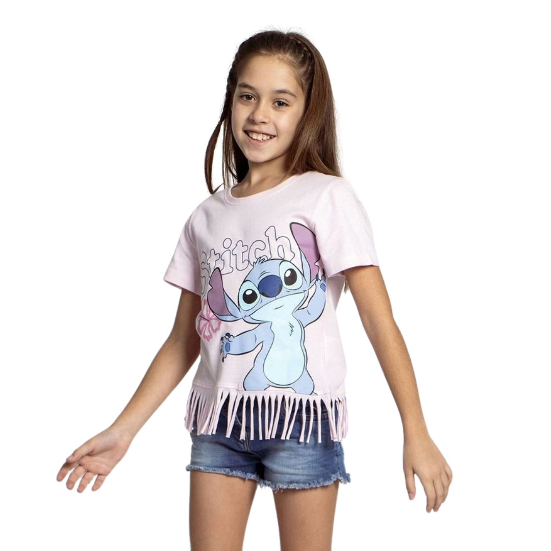 Menina com t-shirt cor-de-rosa com estampado do Stitch azul claro e franjas, calções de ganga azul claro