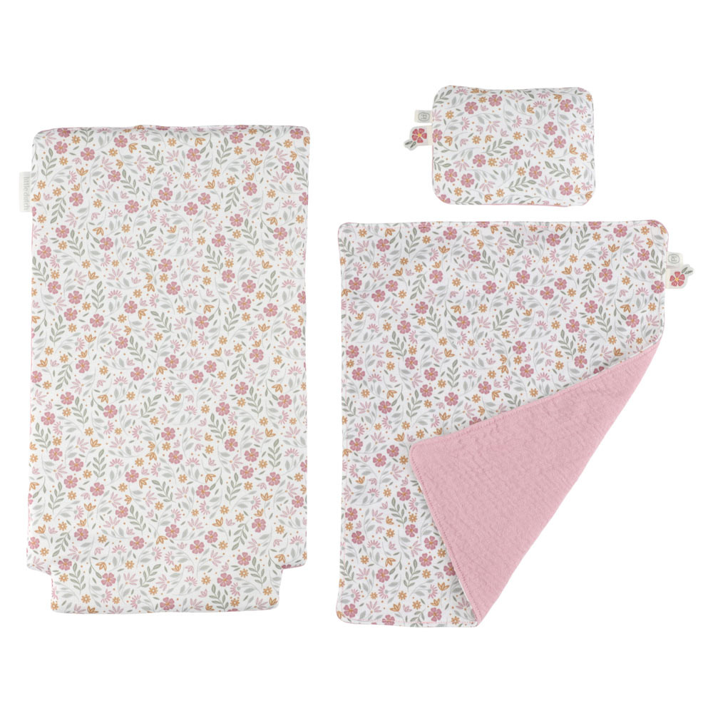 Conjunto de três peças de tecido com padrão floral vermelho e rosa e interior rosa numa delas