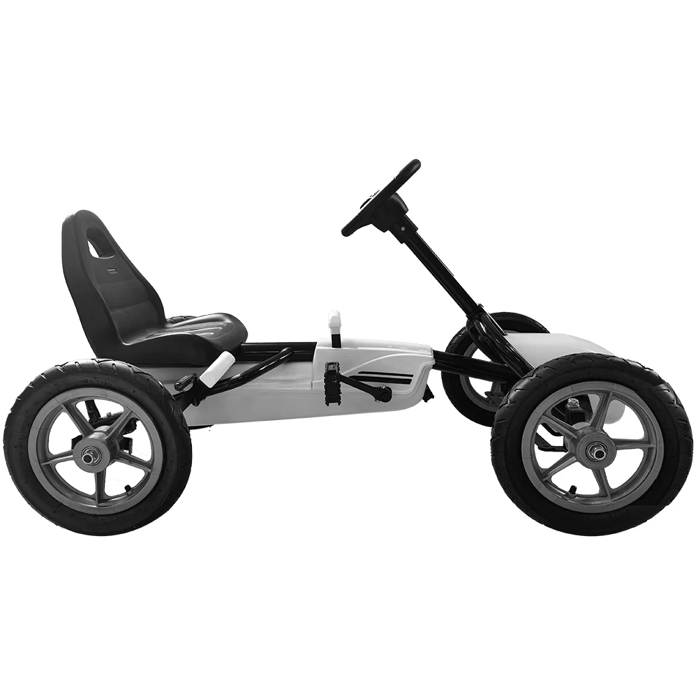 Kart de pedais com estrutura metálica e plástica, assento preto, pneus grossos pretos, volante preto.