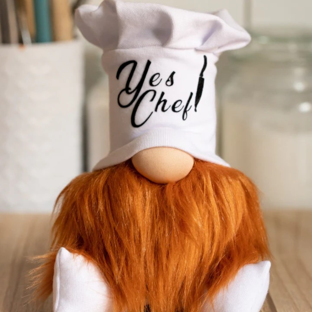 Boneco decorativo de chef com chapéu branco com texto 'Yes Chef!' e barba ruiva