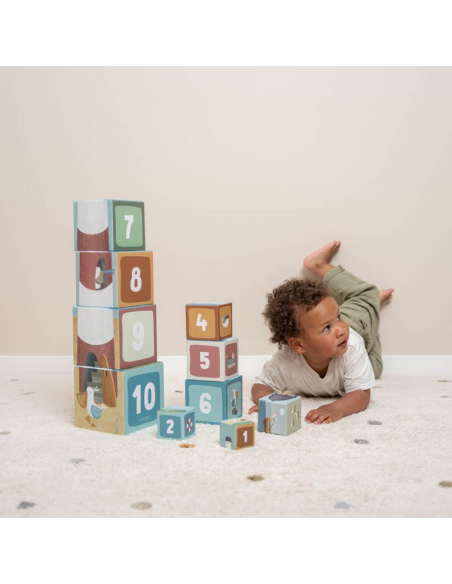 Brinquedos blocos empilháveis coloridos com números e criança ao lado