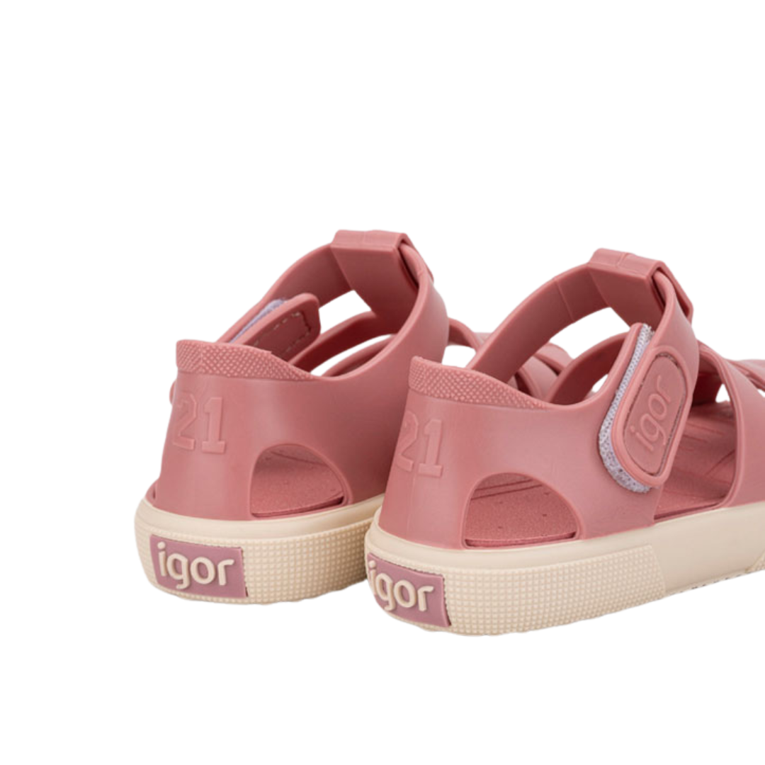 Sandálias cor de rosa em material plástico com sola bege e fecho de velcro