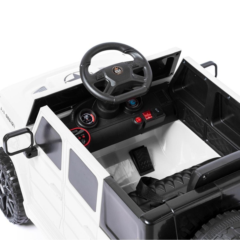 Carro elétrico de brinquedo branco com interior preto e volante