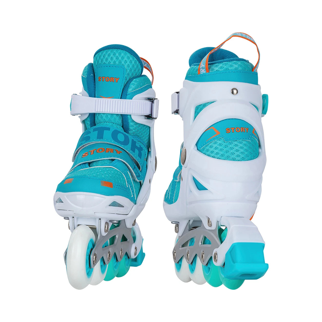 Patins em linha azuis e brancos com rodas e correias ajustáveis