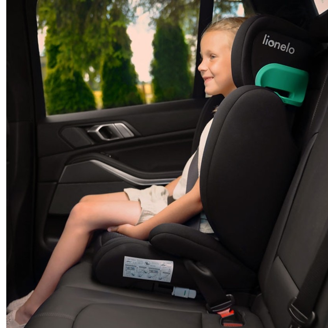 Cadeira auto preta Lionelo com detalhes verdes no banco traseiro, criança sentada com cinto