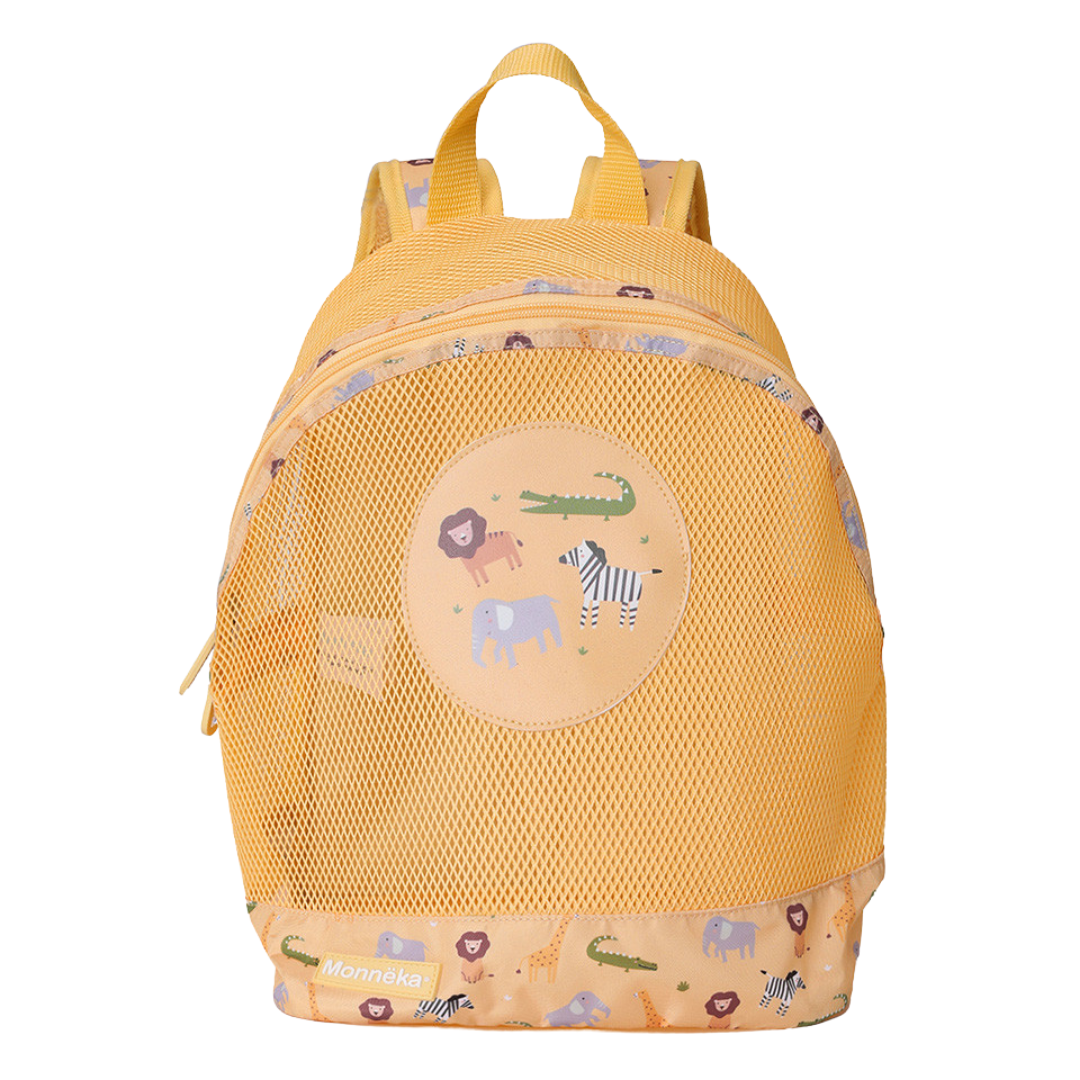 Mochila infantil amarela com estampa de animais da savana e etiqueta Monnéka