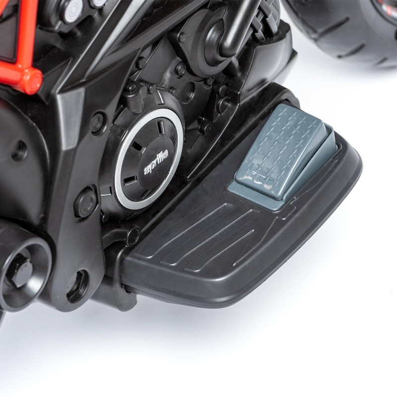 Peça preta de moto com apoio para pé cinza e detalhes vermelhos