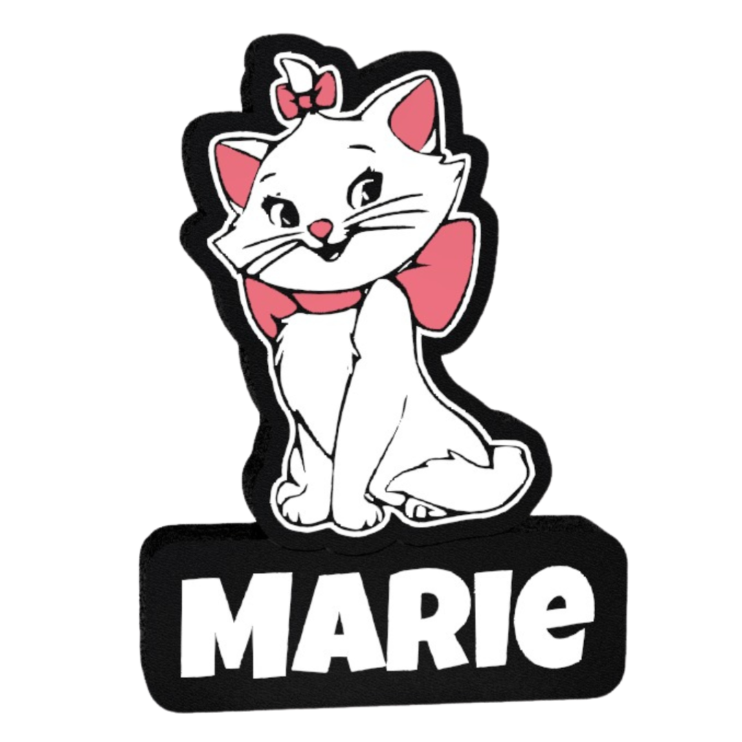 Emblema de gato branco com laços rosa e texto MARIE