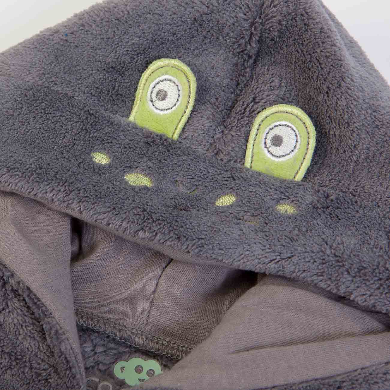 Capa felpuda cinza com olhos verdes no capuz