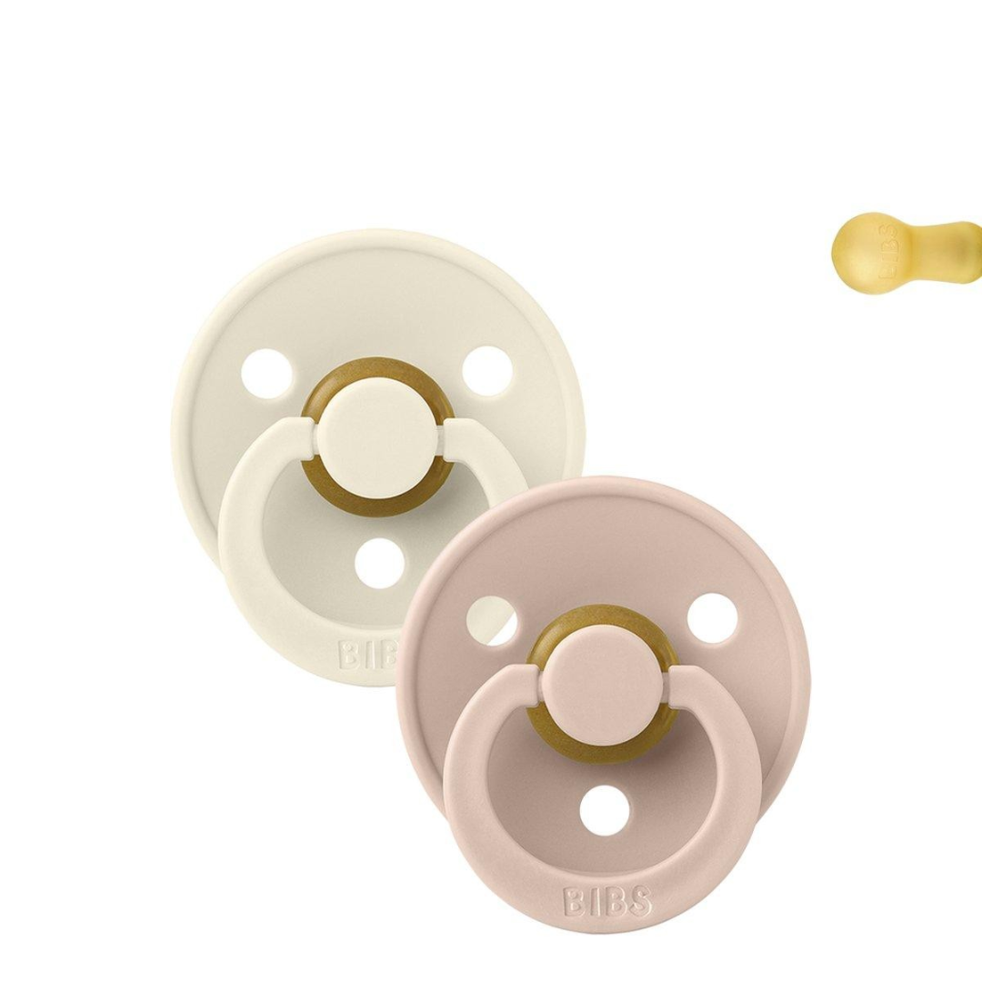 Duas chupetas redondas BIBS creme e rosa com anel e tetina amarela