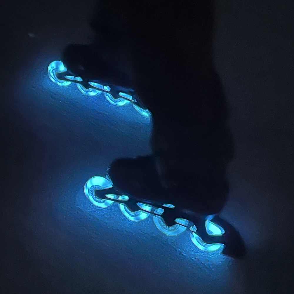Patins em linha com rodas a iluminar azul