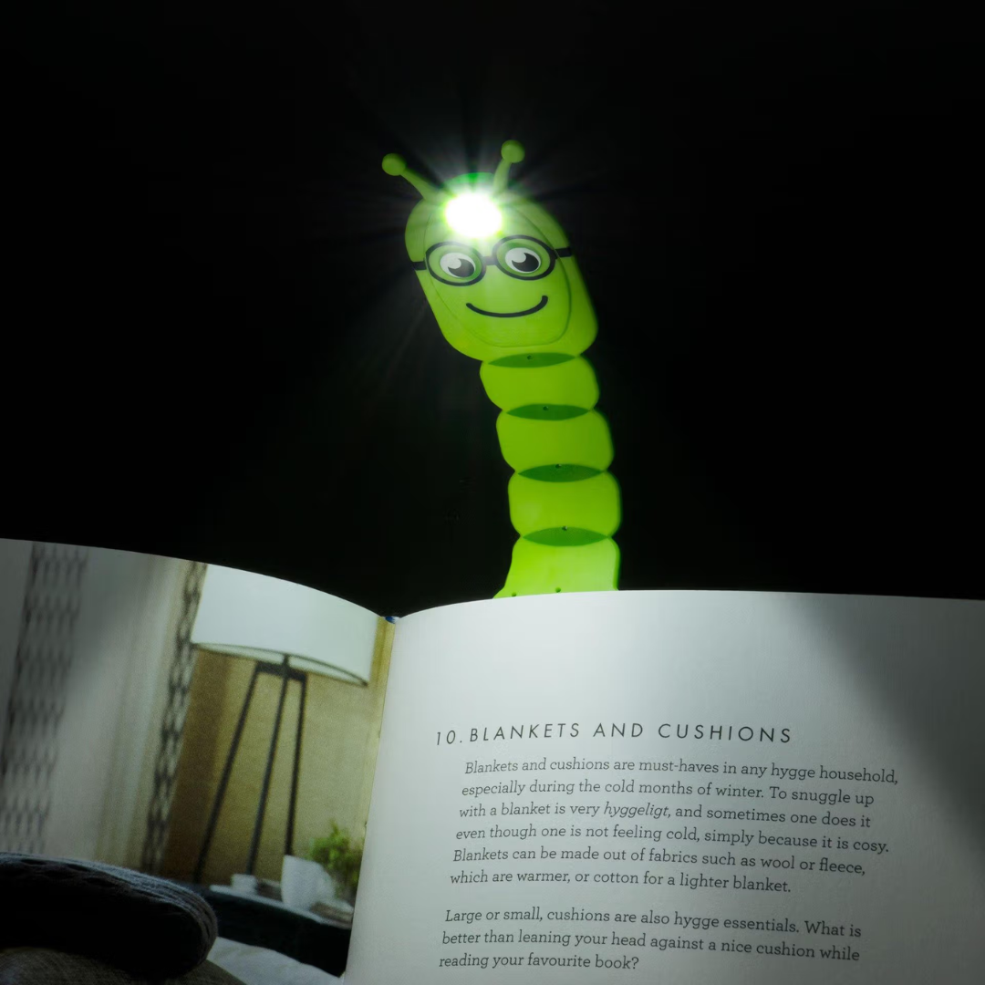 Luz de leitura lagarta verde com livro aberto