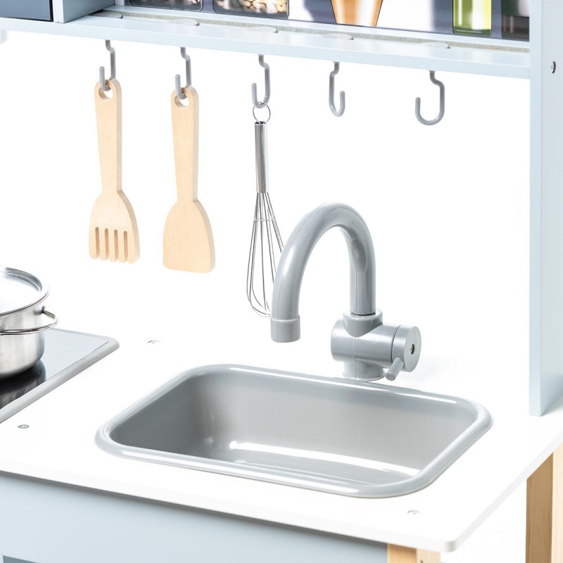 Pia de cozinha cinzenta com torneira curva e utensílios pendurados numa cozinha branca