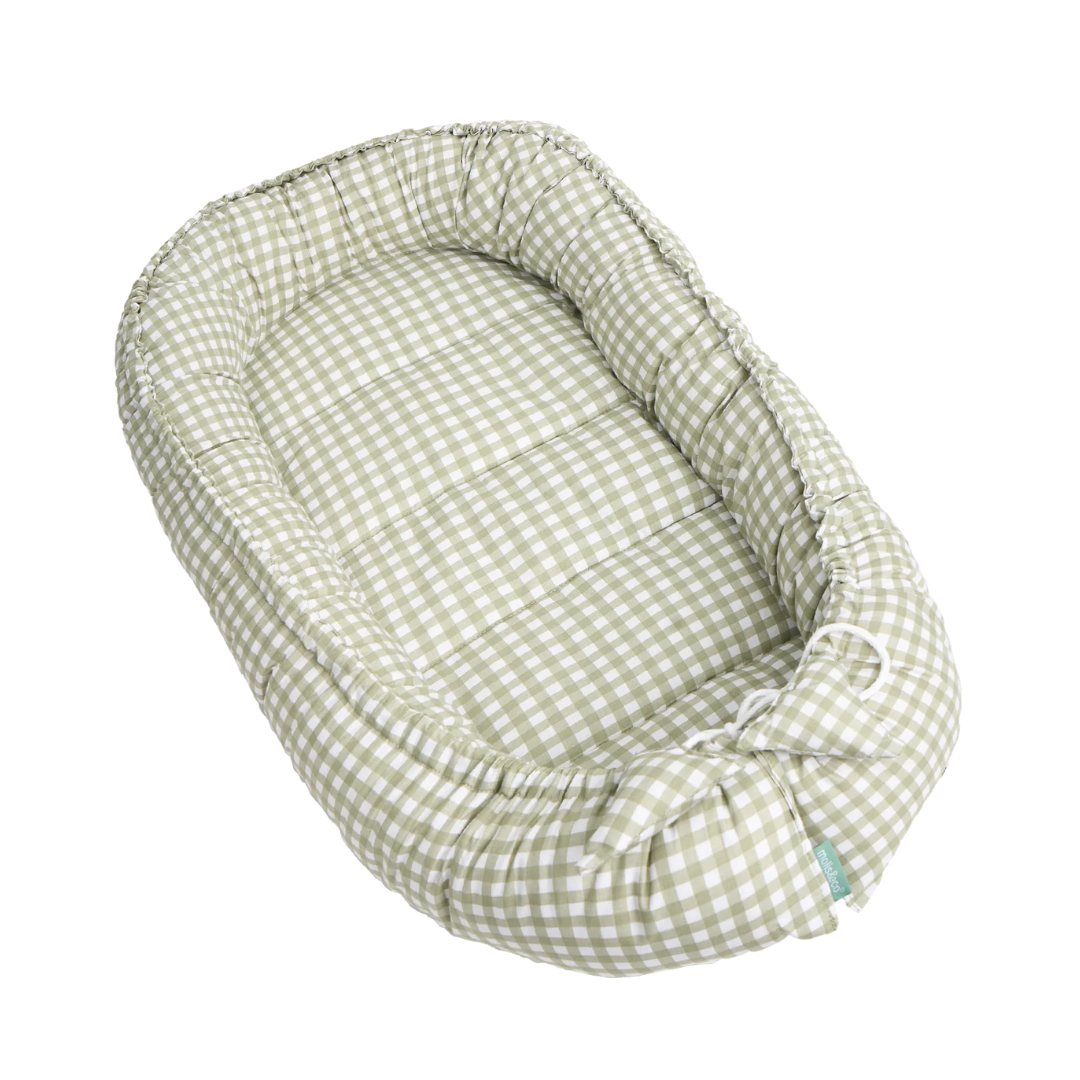 Cama almofadada para bebé aos quadrados verdes e brancos