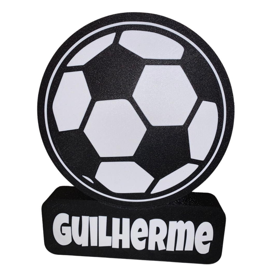 Decoração de madeira com bola de futebol e nome Guilherme