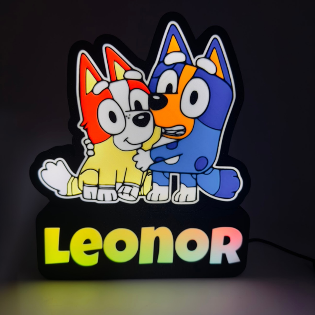 Luz decorativa com desenhos de cães coloridos e nome 'Leonor' iluminado