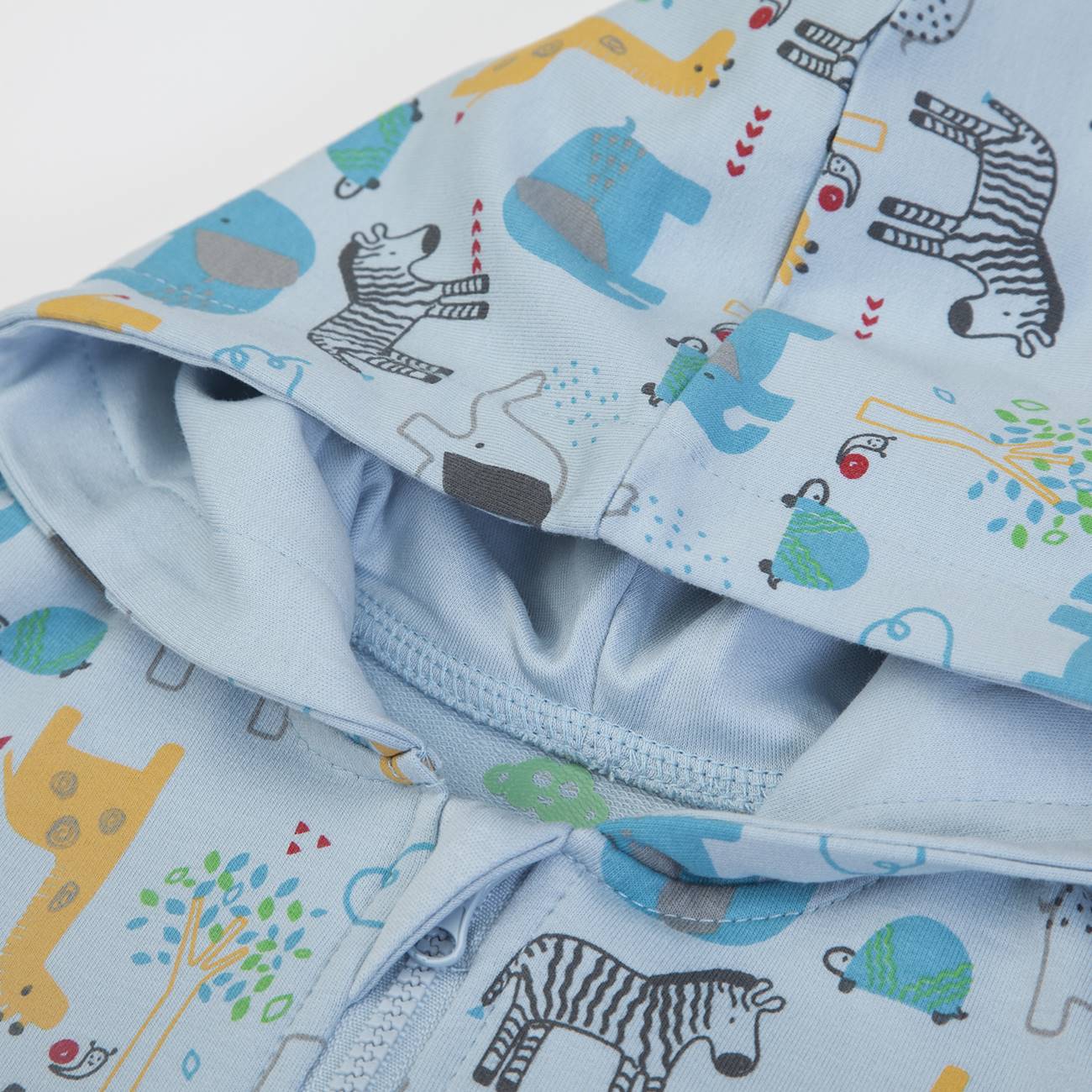 Casaco de bebé azul claro com padrão de animais e capuz
