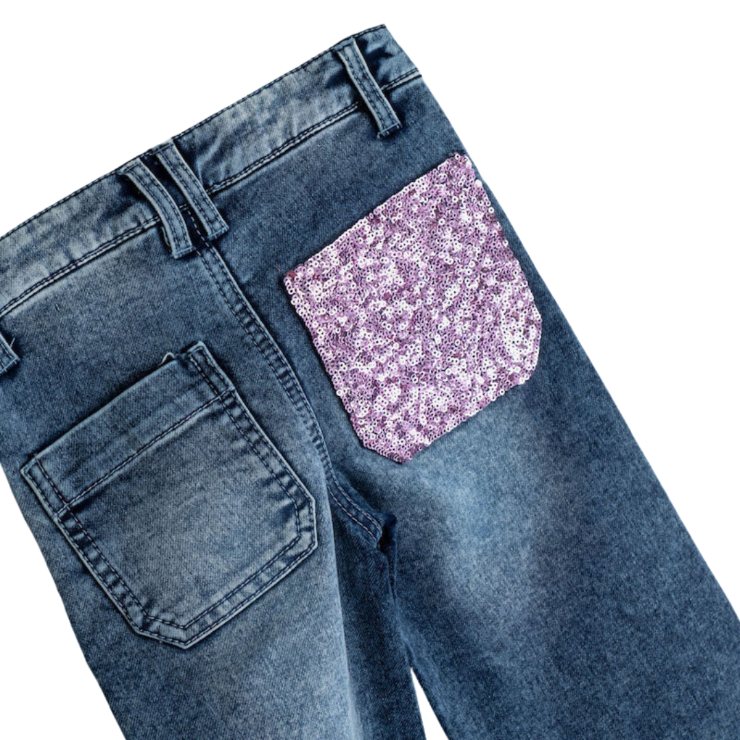 Calças de ganga azuis com bolso de lantejoulas cor de rosa