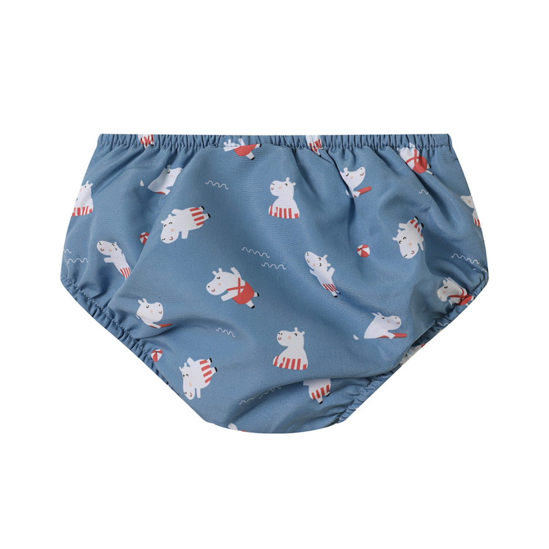 Cueca de banho azul com padrão de hipopótamos e elementos de praia