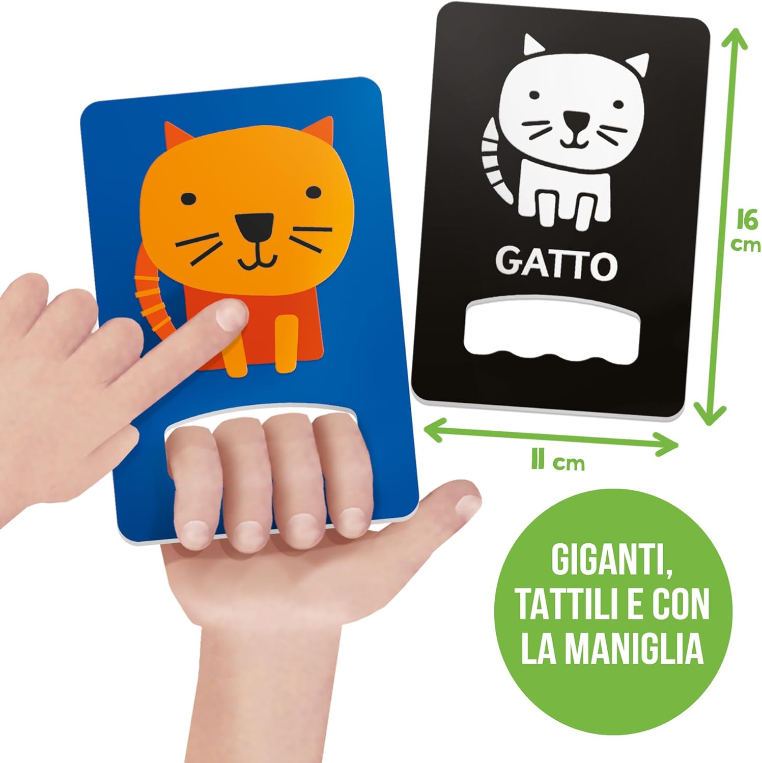 Duas cartas educativas com ilustração de gatos e texto em italiano, uma delas com uma mão inserida no recorte.