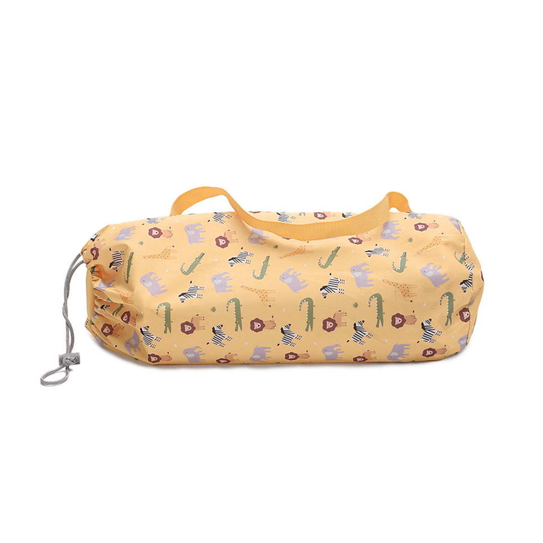 Bolsa de transporte amarela com padrão de animais e alça