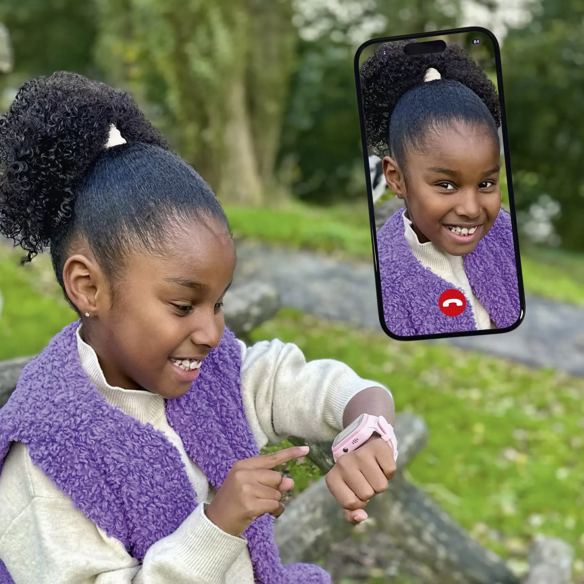 Menina com relógio inteligente rosa e videochamada no smartphone ao ar livre