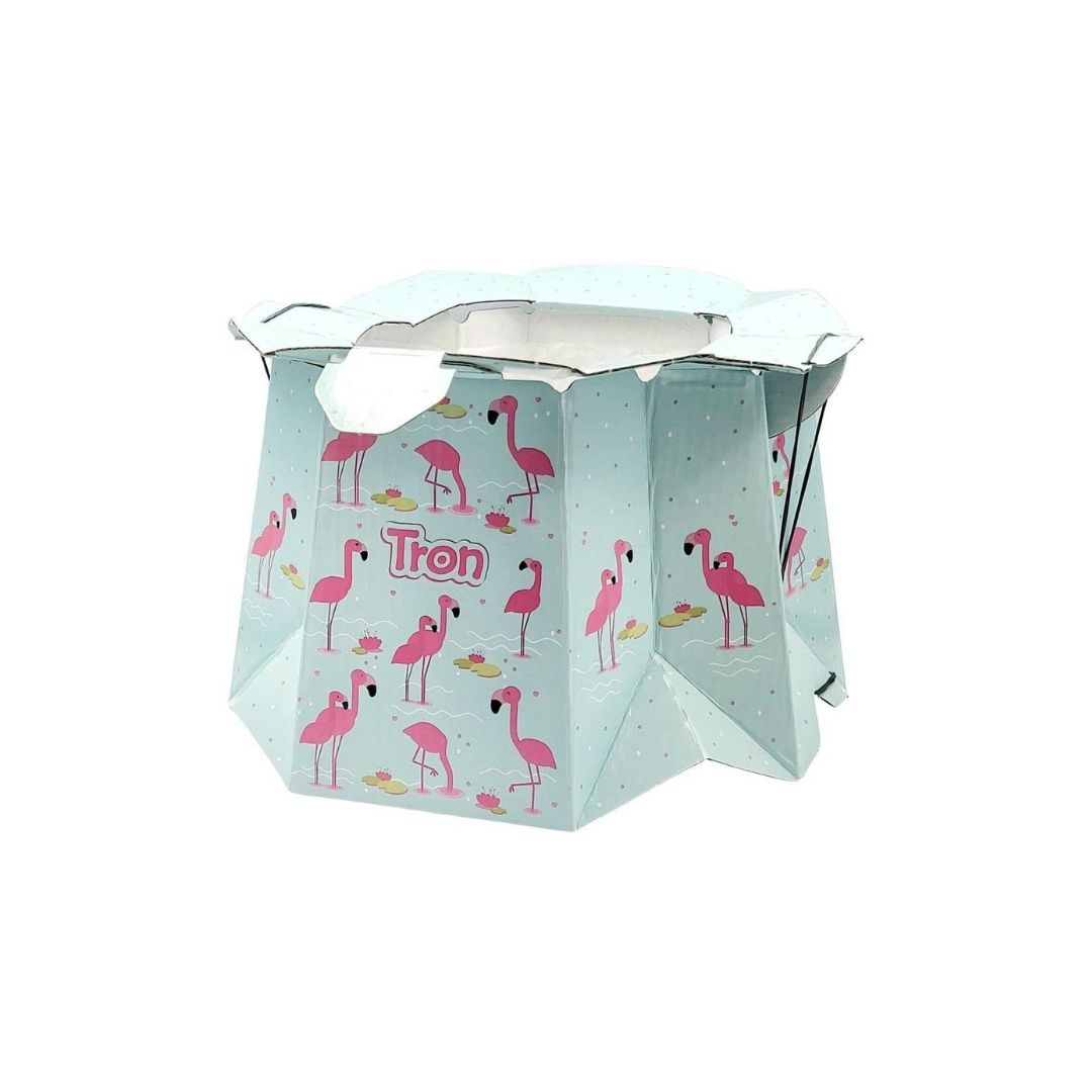 Assento dobrável azul claro com padrão rosa de flamingos e texto Tron