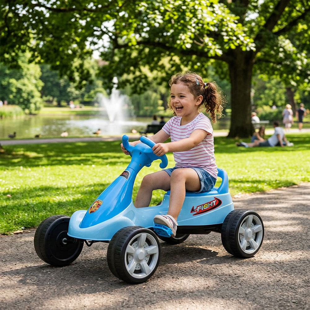 Criança num veículo de brinquedo azul num parque com vegetação e lago