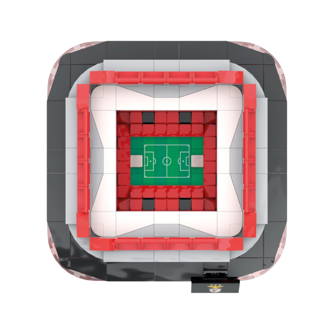 Miniatura de estádio de futebol em blocos de construção com cadeiras vermelhas e campo verde