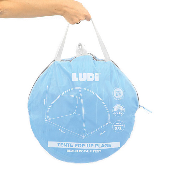 Tenda pop-up de praia embalada numa bolsa azul clara com texto branco da marca LUDI