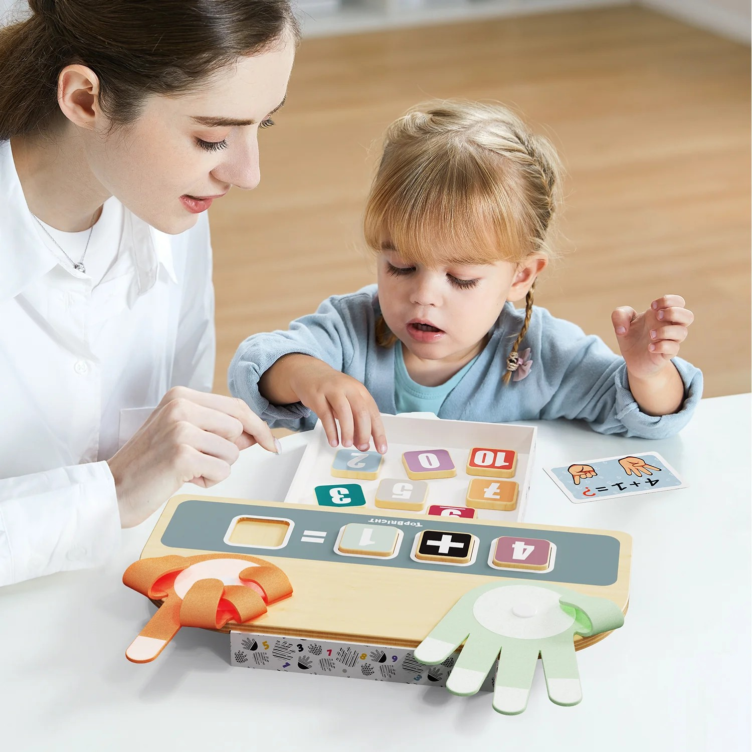 Jogo educativo de madeira com cartas numeradas e peças de mãos coloridas para crianças.