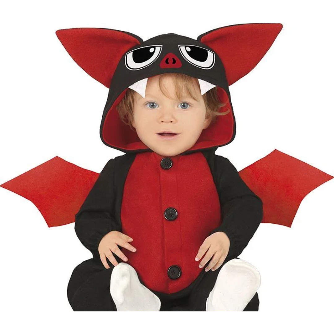 Roupa de bebé preta e vermelha com capuz e asas estilo morcego