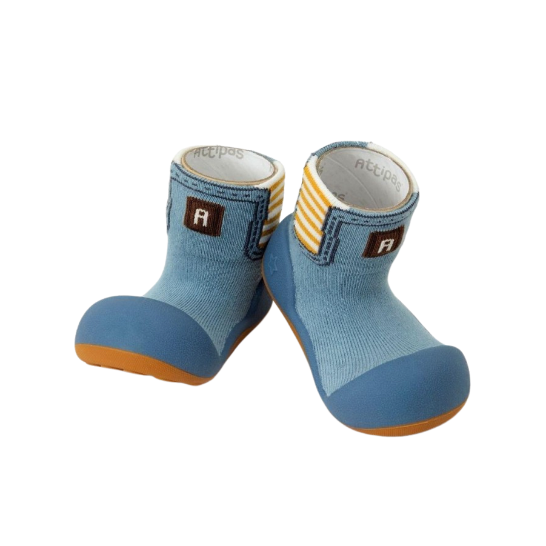 Sapatilhas de bebé azul claro com sola castanha e detalhes em amarelo