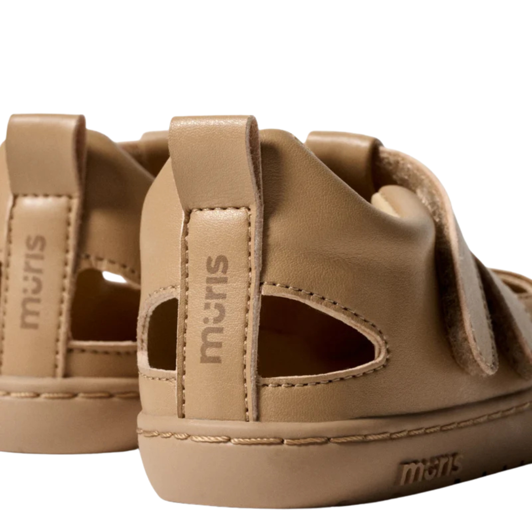 Sandálias infantis bege com velcro e recortes laterais