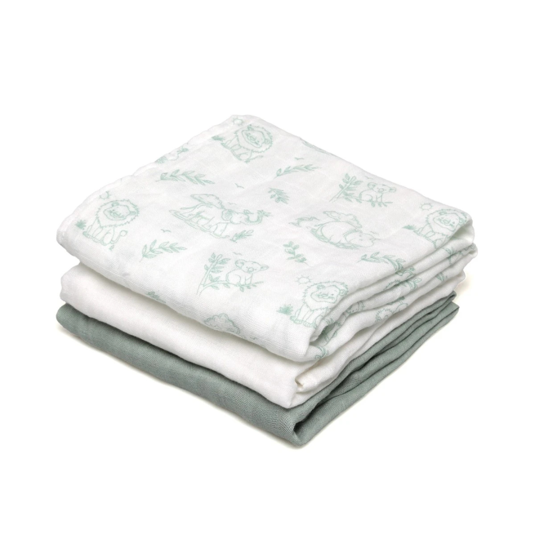 Três toalhas de tecido empilhadas, toalha superior branca com estampas de animais em verde-claro
