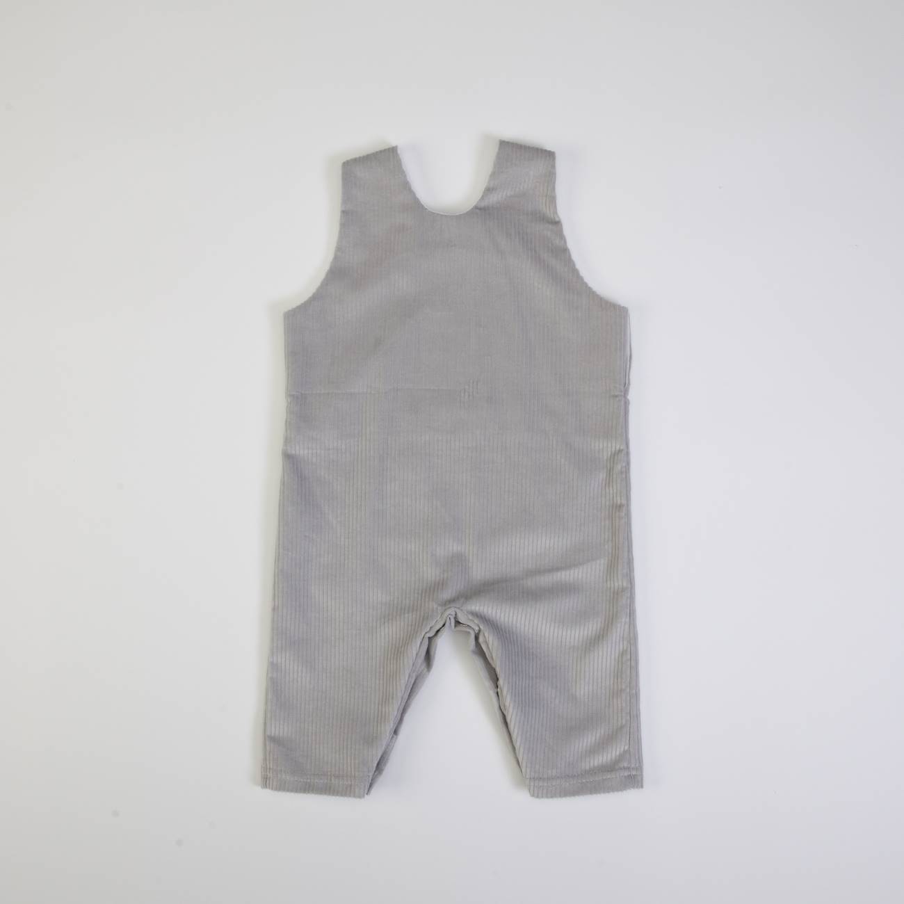 Macacão cinzento claro riscado para bebé sobre fundo branco