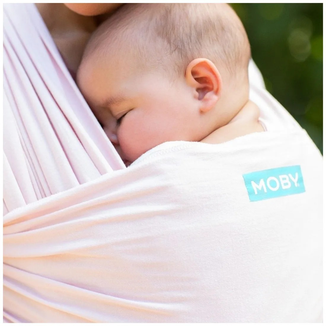 Bebé a dormir em sling branco MOBY com adulto