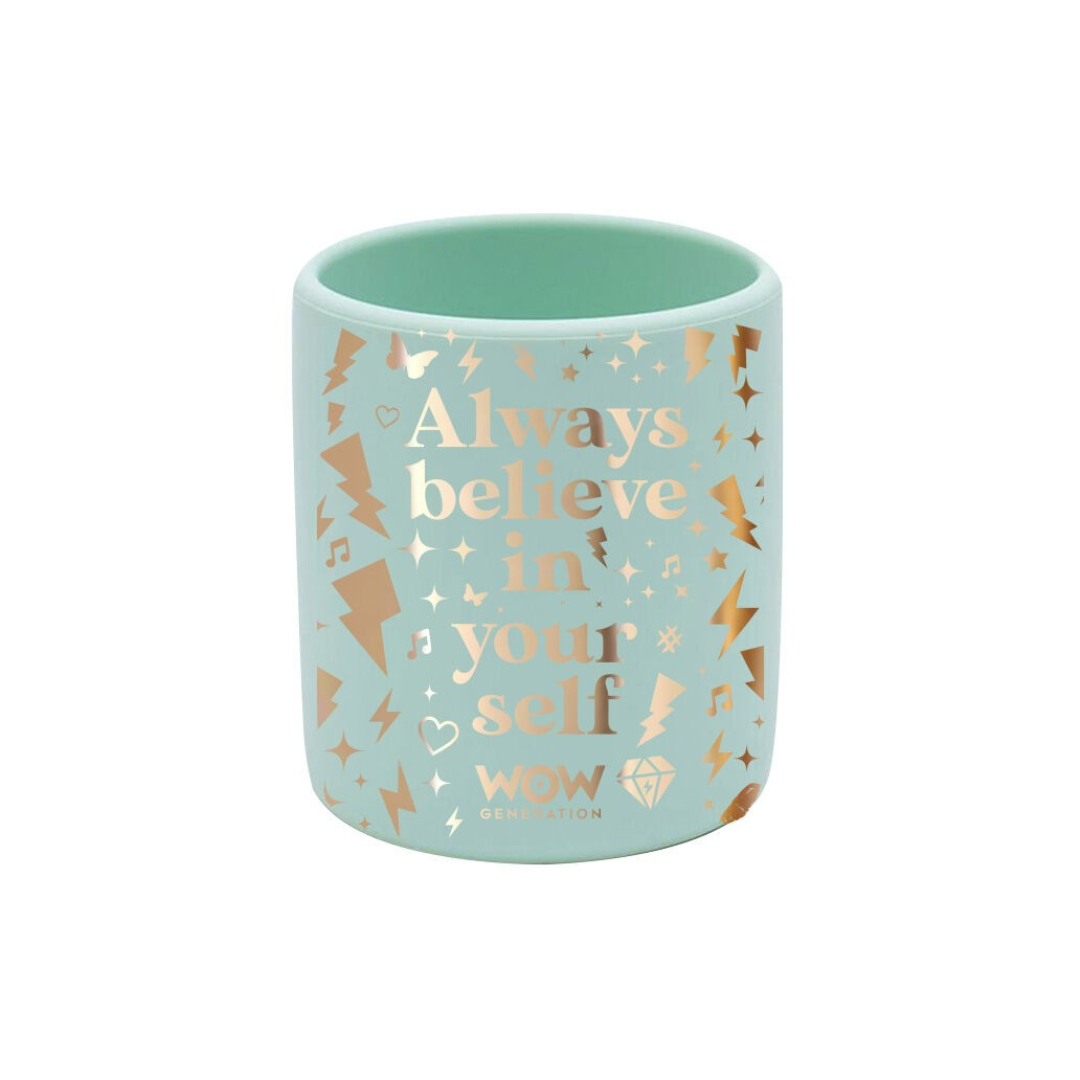 Copo azul claro com texto e desenhos dourados