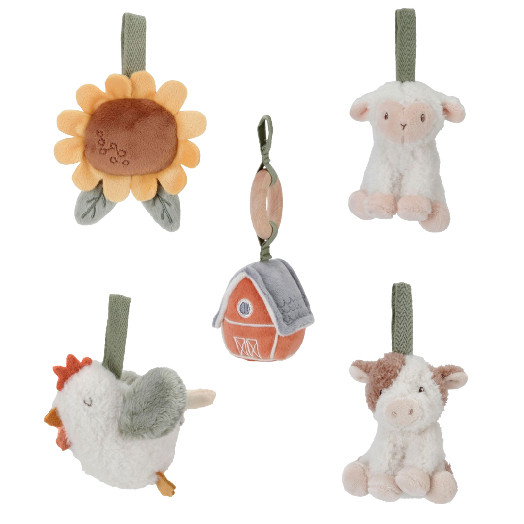 Brinquedos pendurados em peluche de animais e girassol com casa central.