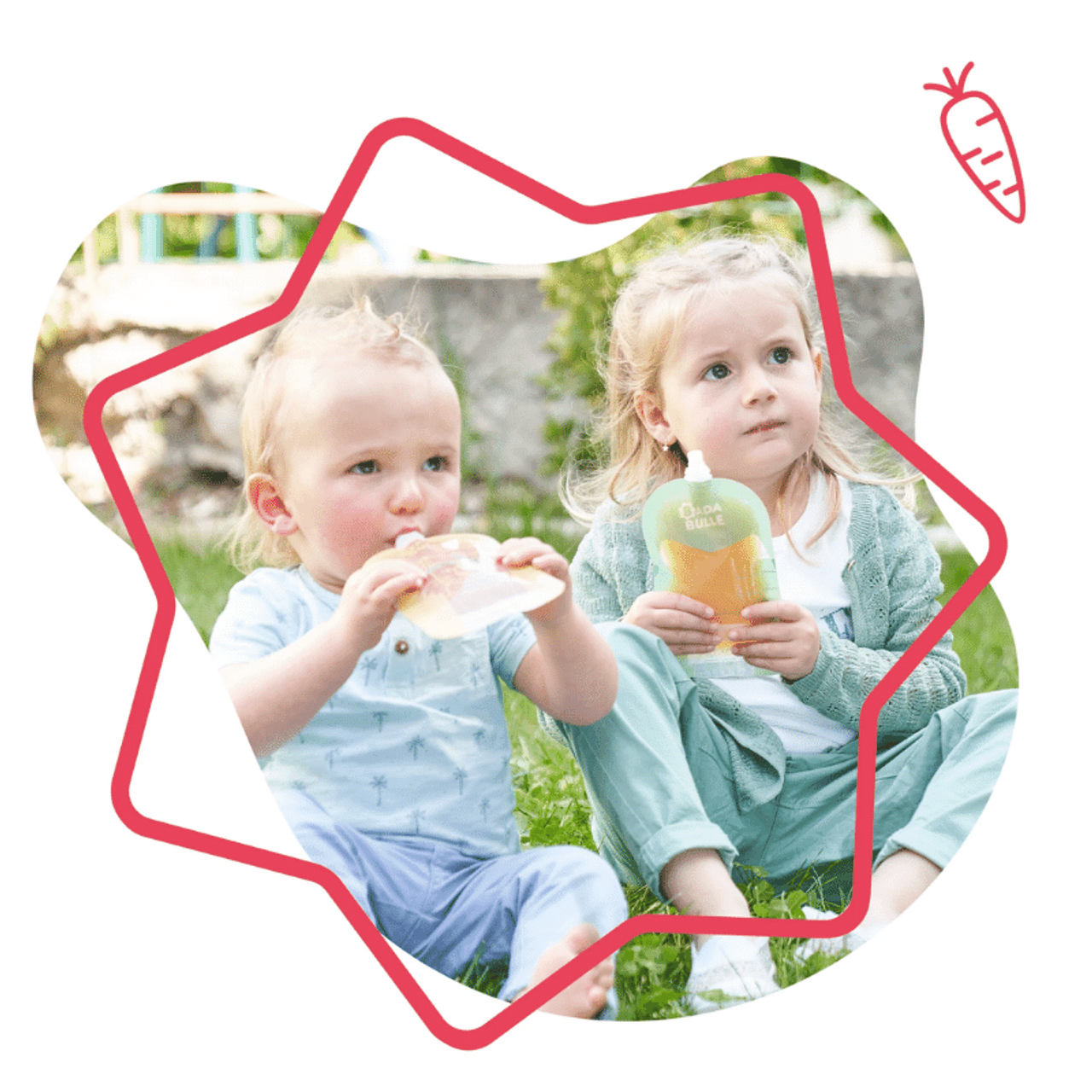 Dois bebés ao ar livre a segurar embalagens flexíveis para comida ou bebida.