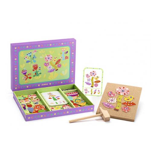 Jogo educativo de madeira colorido com flores, martelo e caixa roxa