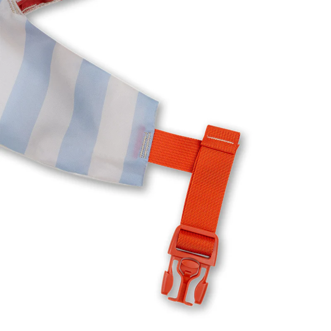 Fita ajustável laranja com fivela e tecido às riscas azul claro e branco