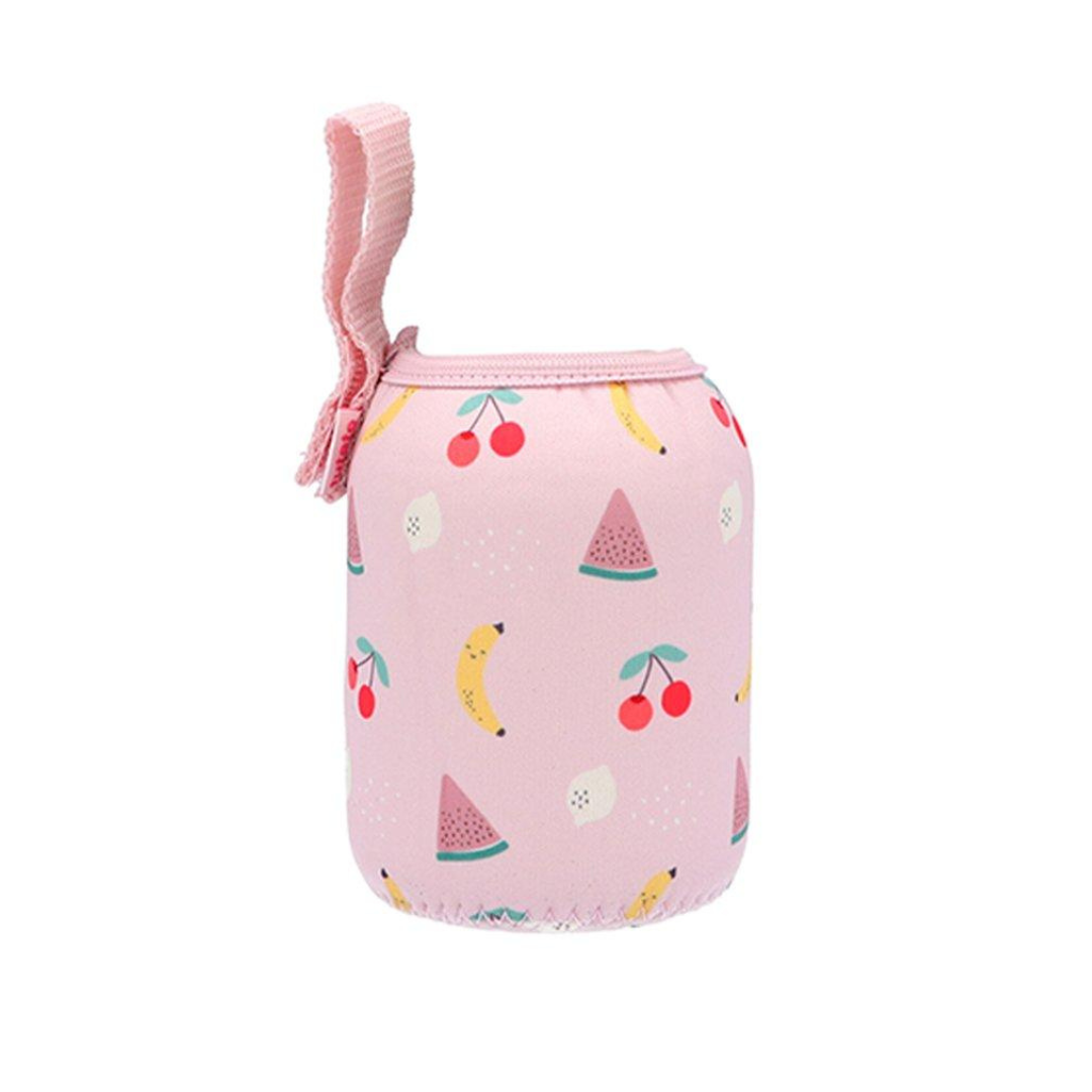 Capa isolante cor-de-rosa para lata com padrão de frutas e alça de transporte.